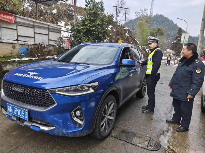 1月26日，梨溪口鄉(xiāng)綜合行政執(zhí)法隊同片區(qū)派出所開展聯(lián)合執(zhí)勤，對騎乘摩托車不佩戴安全頭盔，無牌無證、駕駛轎車不系安全帶等違法行為開展勸導和查處。 (4)